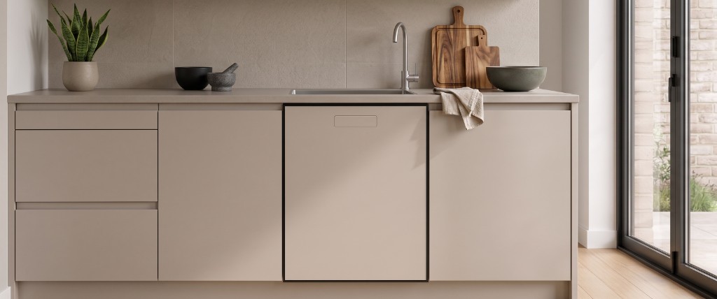 Lave-vaisselle tout intégrable dissimulé derrière une façade de cuisine