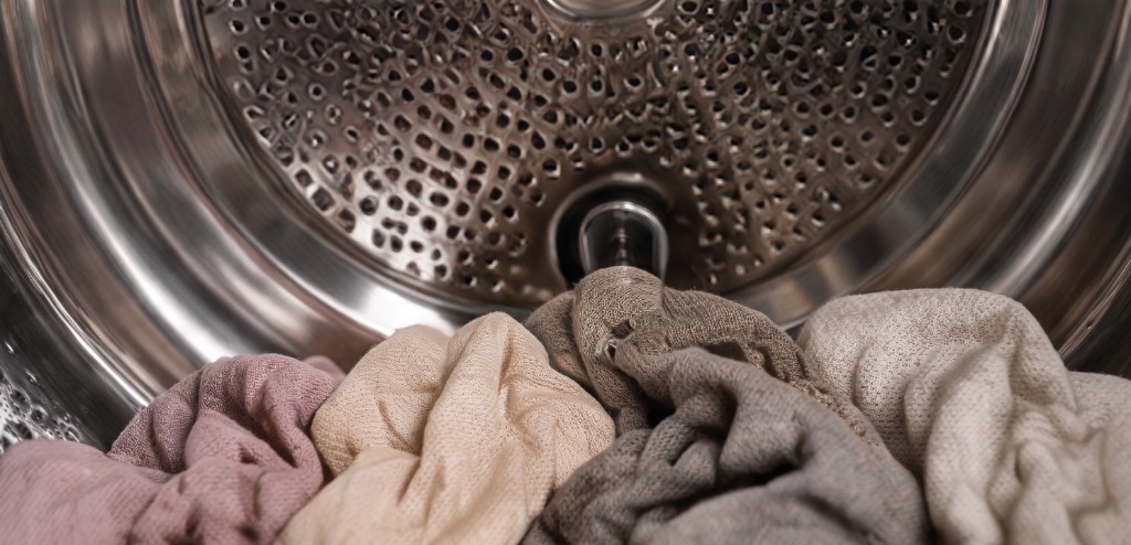 Séchage automatique — linge varié dans le tambour