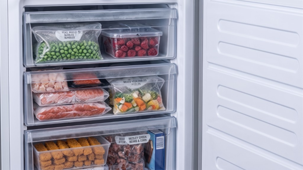 Tiroirs transparents organisés dans un congélateur armoire