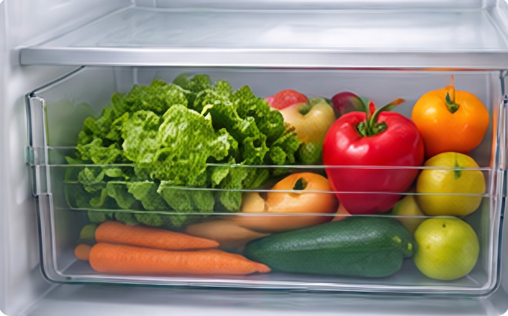 Bac à fruits et légumes rempli de produits frais