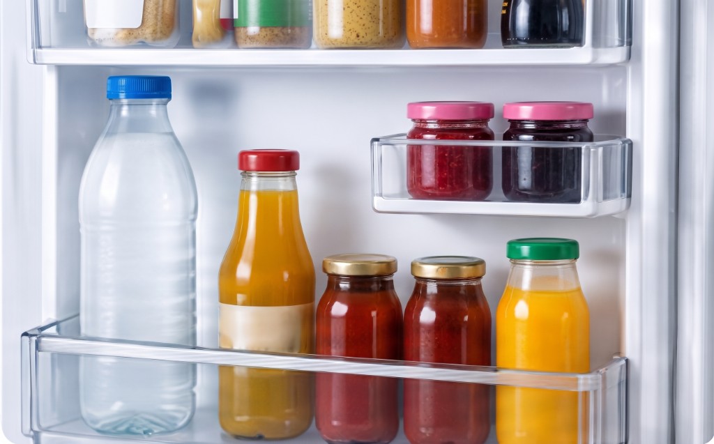 Compartiments de porte du réfrigérateur avec bouteilles et condiments
