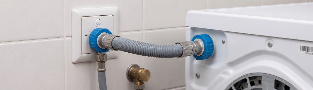 Raccordement d'arrivée d'eau avec sécurité anti-fuite sur un lave-linge